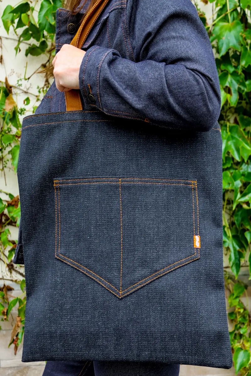 Tote bag en jean bleu et caramel