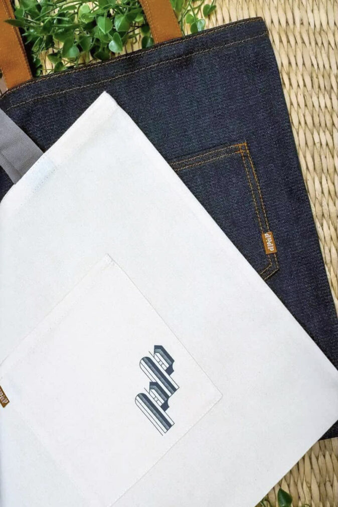 Tote bag en jean bleu et caramel